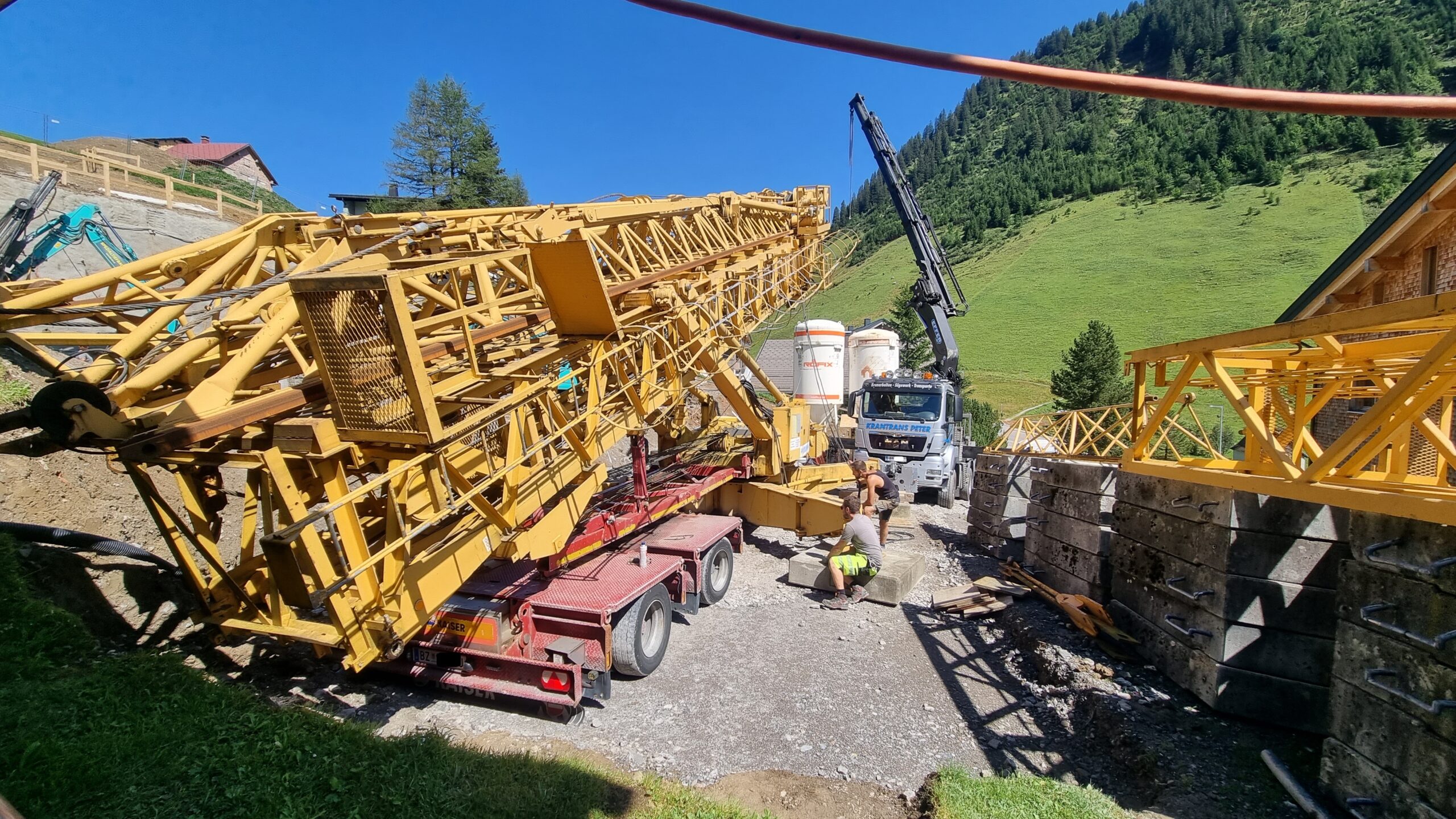 Baukran Montage im Bregenzerwald