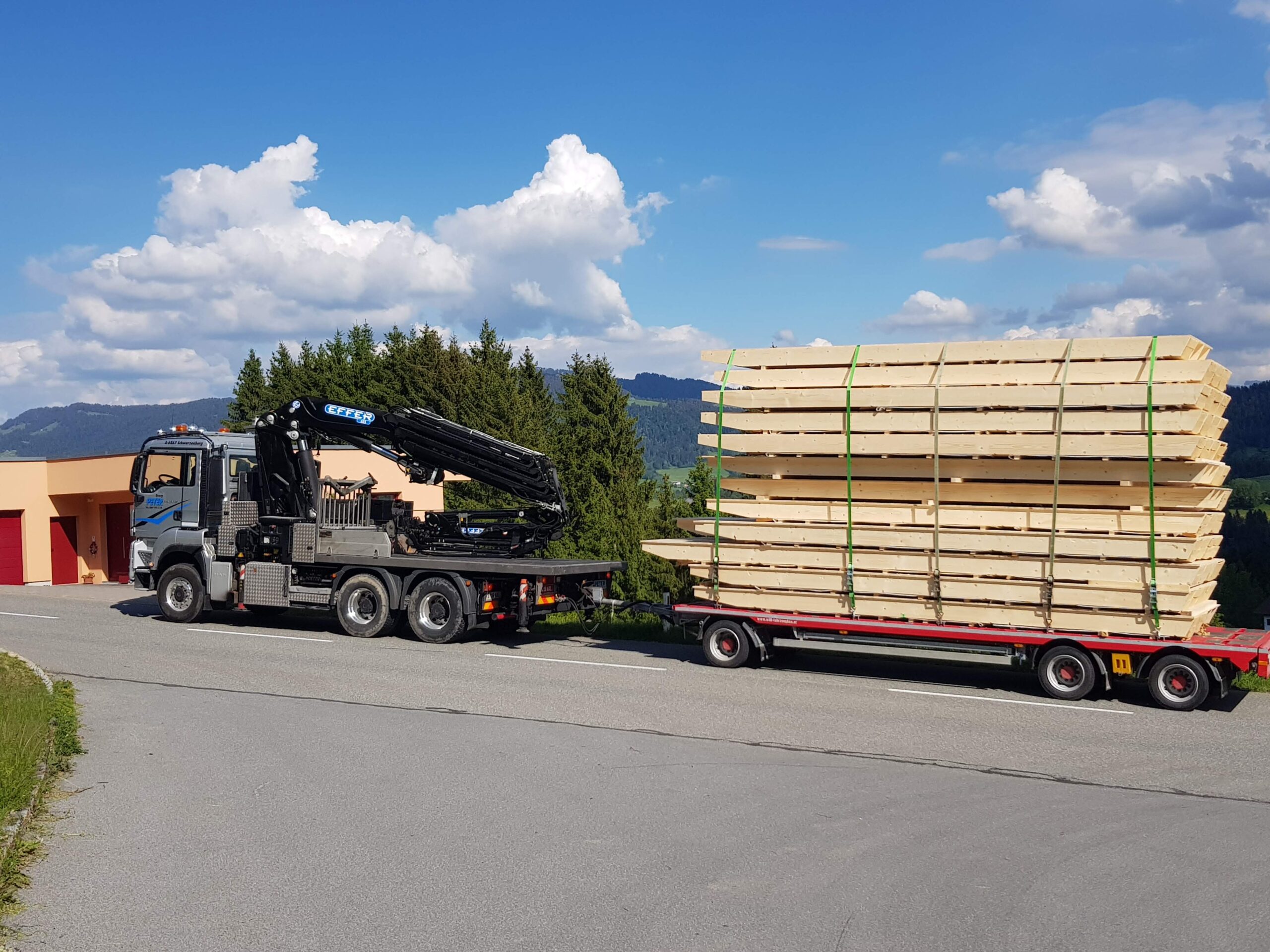 Kranarbeiten mit Transport im Bregenzerwald
