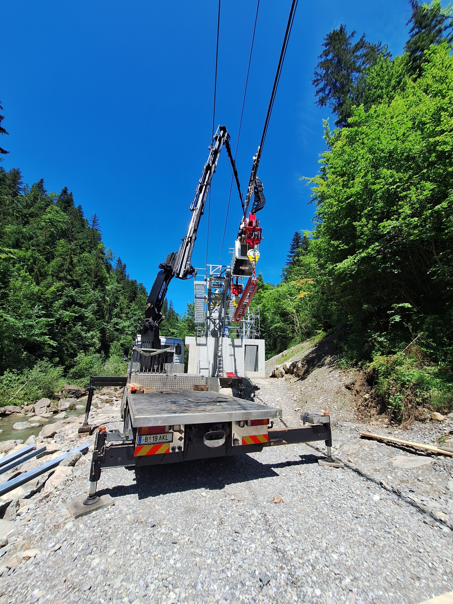 Kranarbeiten bei Liftstütze