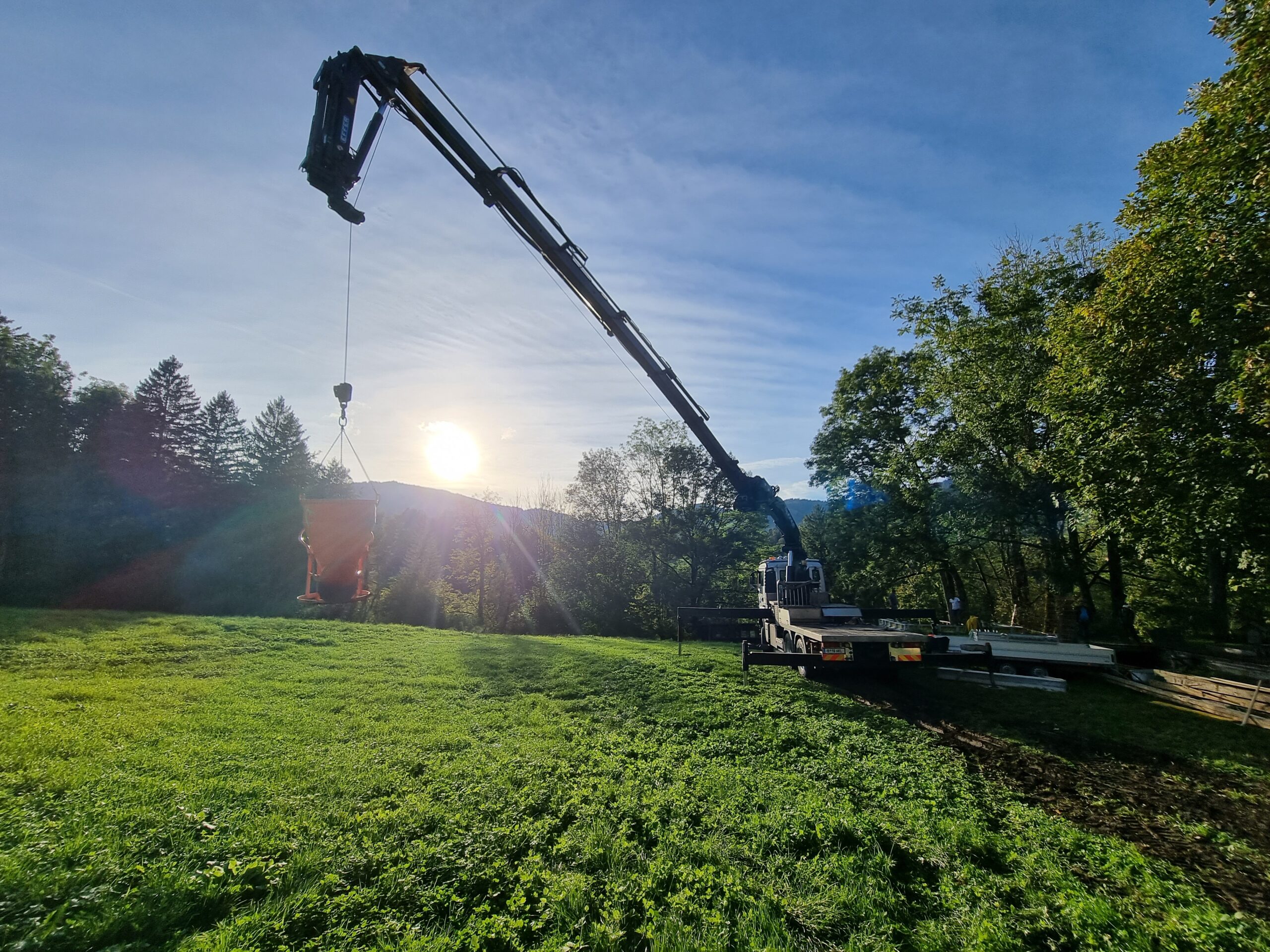 Kranarbeiten auf einer Grünen Wiese im Bregenzerwald